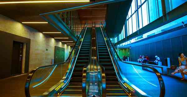 5G人工智能与机器人的关系，华为5G人工智能机器人