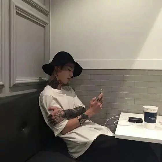 黎伦彩世
